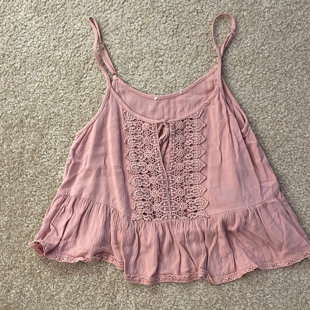 Flowy cropped tank top with lace detail